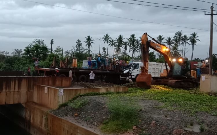 Mobil dump truk tabrakan dengan mobil trailer di Morosi, Konawe.