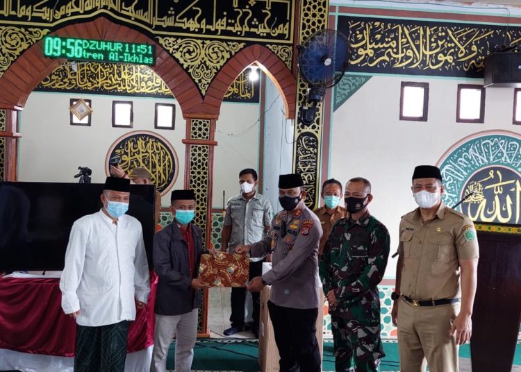 Kapolres Konawe, AKPB, Wasis Santoso, memantau kegiatan vaksinasi di Pondok Pesantren Al Ikhlas. - foto : helni setyawan -