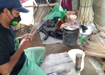 Pandemi Covid19 Datang, Pendapatan Pengrajin Sapu Lidi Meningkat