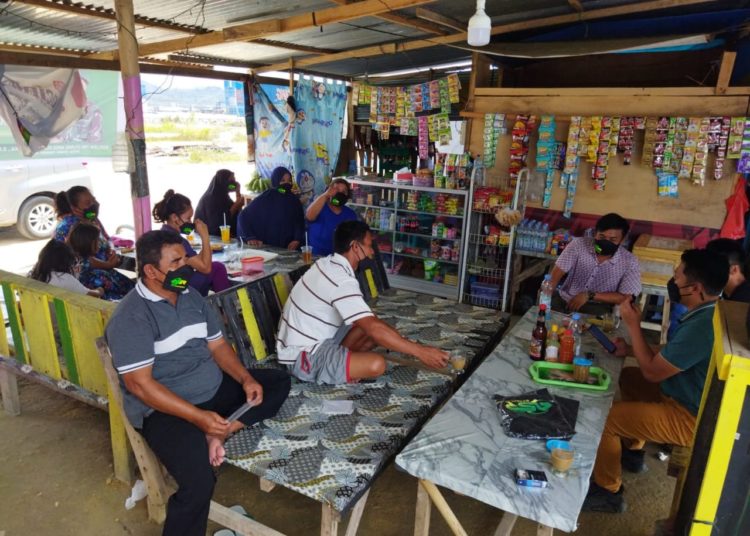 Relawan ASR Kota Kendari berialog dengan pedagang dan pengelola Telaga Biru Bungkutoko.