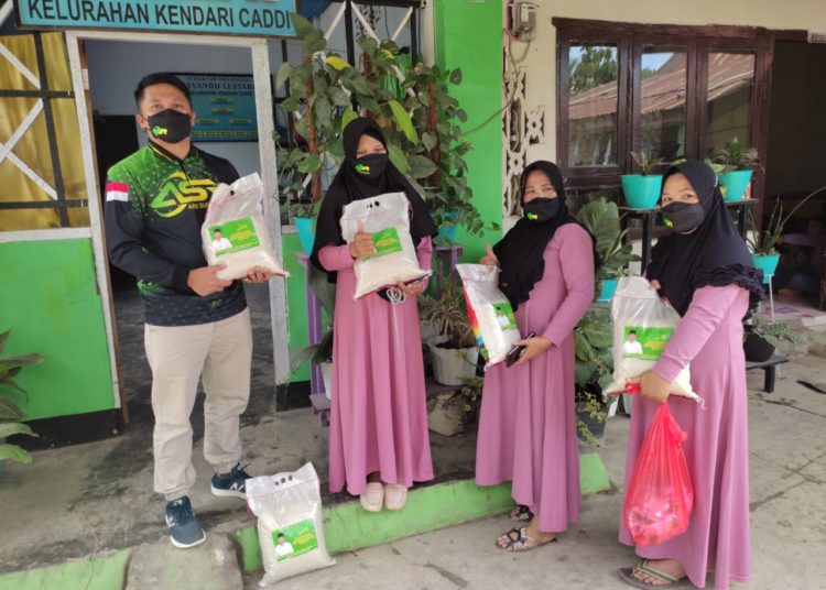 Kader Posyandu Kendari Caddi dapat bantuan dari relawan ASR.
