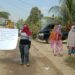 Emak-emak Blokir Jalan, Akibatnya Mobil Suplayer Material ke VDNI dan OSS Terhambat
