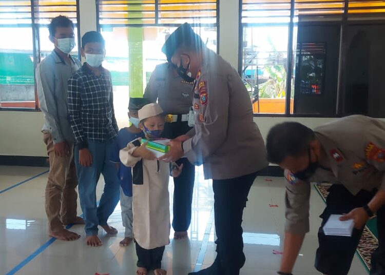Kapolres Pelabuhan Belawan AKBP Faisal Rahmat H.S memberikan santunan.