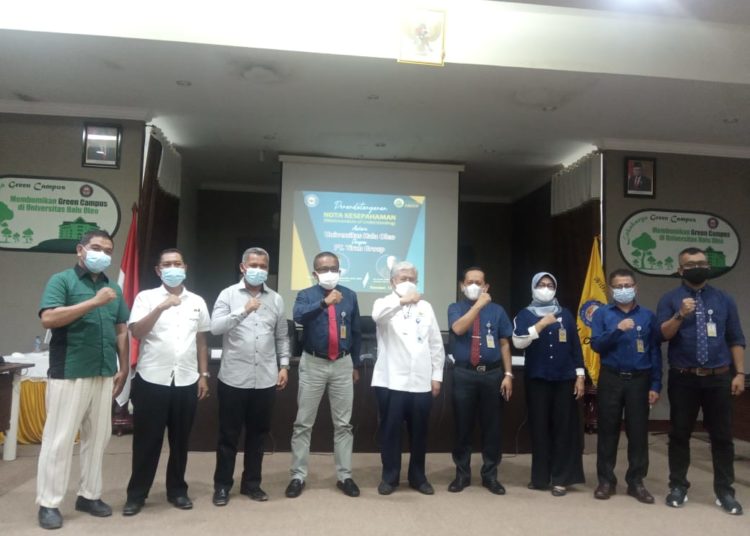 Pose bersama usai menandatangani MoU.