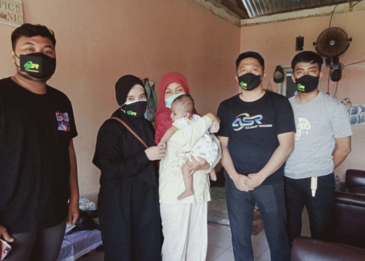 Relawan ASR Kota Kendari memberikan bantuan kepada orang tua Irfan