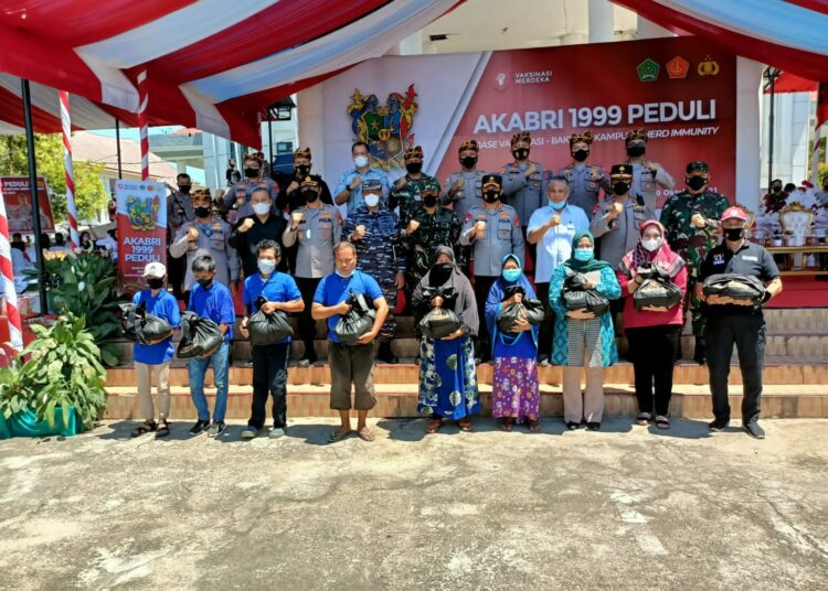 Alumni AKABRI 1999 gelar kegiatan Vaksinasi Covid-19 sekaligus memberikan bantuan sembako.