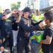 Andi Sumangerukka Bersama Warga Kolaka Jalan Santai di Pantai Mandra