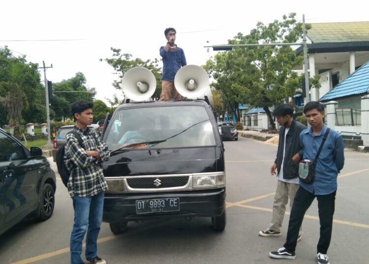 Aliansi Pemerhati Pesisir Indonesia berunjukrasa.