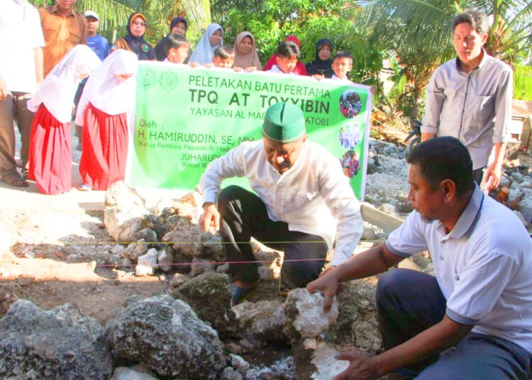 H. Hamiruddin meletakkan batu pertama pembangunan TPQ At Toyyibin
