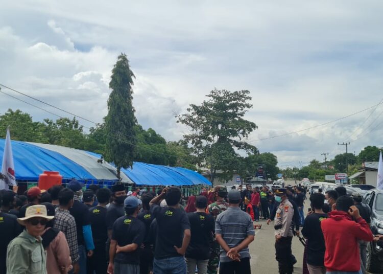Mayjen TNI Purnawiran Andi Sumangerukka disambut meriah di Tinanggea, Konawe Selatan.