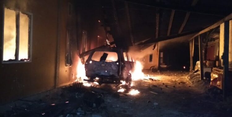 Mobil dibakar saat kerusuhan terjadi.