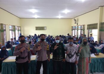 SMP Negeri  4 Raha Gandeng Polres Muna Lakukan Vaksinasi Covid 19 Terhadap Siswa