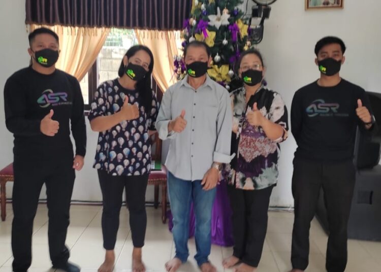 Relawan ASR Kendari saat bertemua dengan tokoh agama Nasrani Pdt Sunhin Lumintang MTH