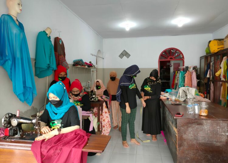 Relawan ASR Kota Kendari menggelar pelatihan menjahit di Kelurahan Sodohoa.