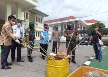 Kejari Muna Musnahkan Barang Bukti Perkara Tindak Pidana Umum