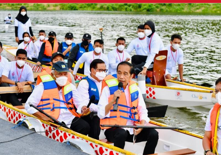 Presiden Joko Widodo bersama rombongan menumpangi perahu naga di Bendungan Ladongi. Foto : BPMI Setpres/Laily Rachev