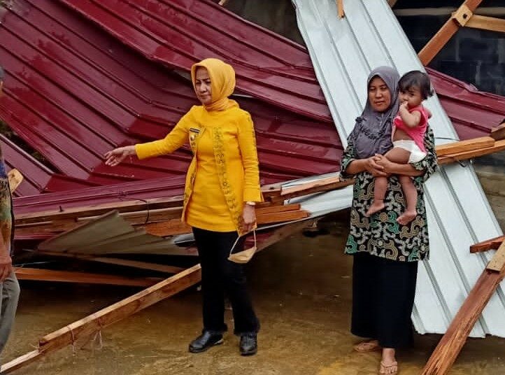 Camat Morosi Suriana Saranani meninjau rumah warga yang rubuh