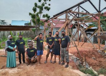Relawan ASR Gotong Royong Dengan Warga Bangun Rumah di Baruga