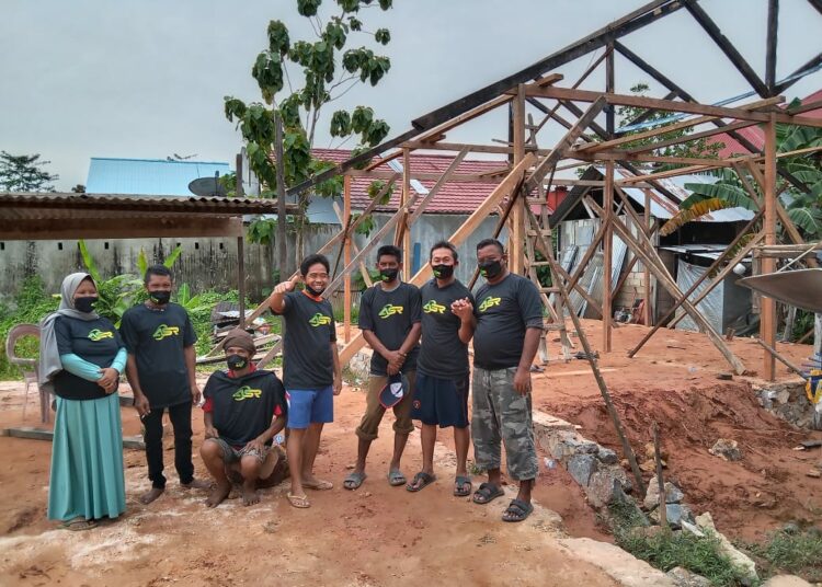 Relawan ASR Kota Kendari bergotong royong bangun rumah warga di Baruga.