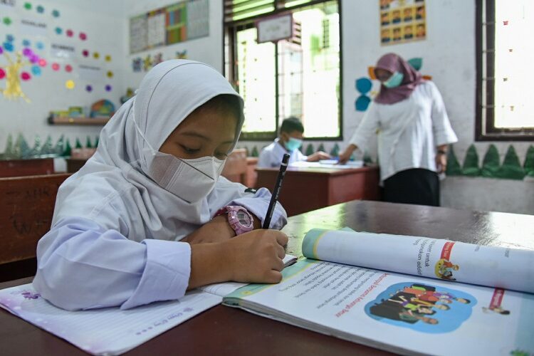 Semangat belajar seorang pelajar anak SD