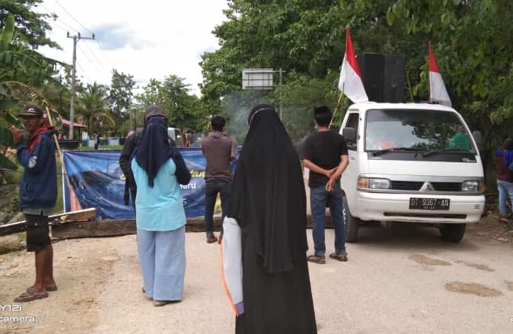 Aksi blokir jalan di Desa Ronta, Kecamatan Bone Gunu, Kabupaten Buton Utara.