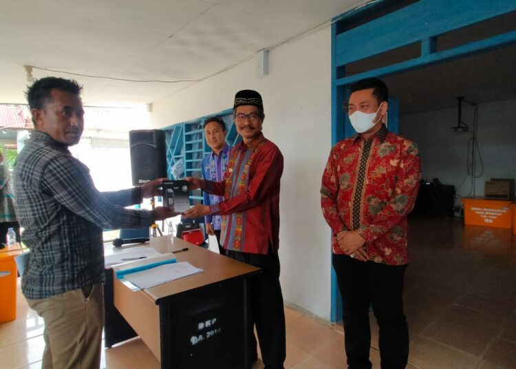 Secara simbolis Bupati Konkep Amrullah menyerahkan bantuan kepada KUB nelayan.