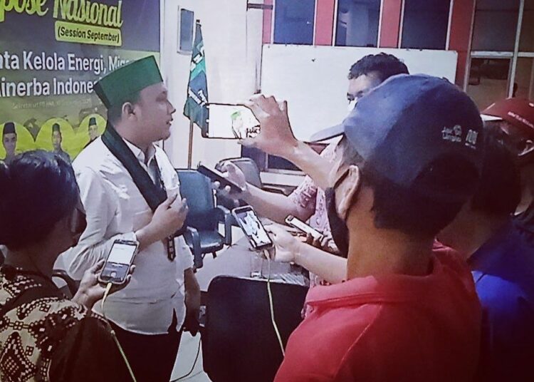Muhammad Ikram Pelesa memberikan keterangan pers kepada sejumlah wartawan.