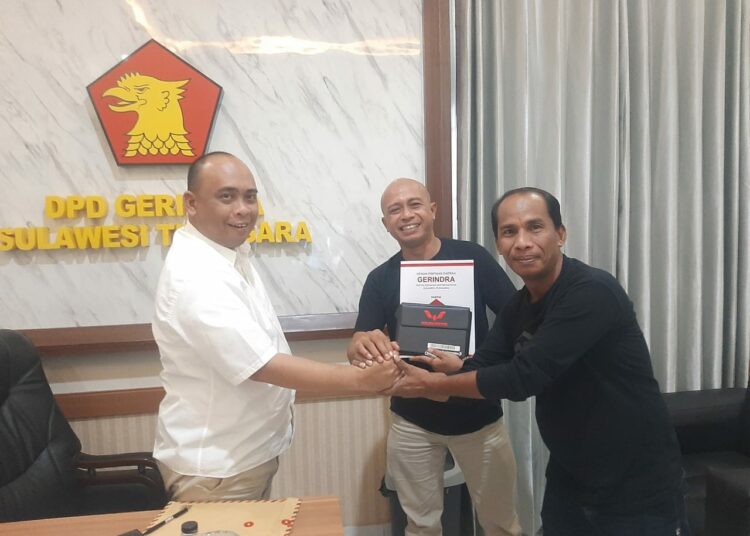 Ketua DPD Partai Gerindra Sultra, Andi Ady Aksar (kiri) foto bersama dengan Rahman Pua