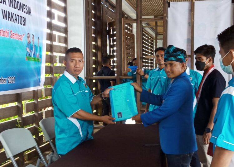 Joko Asis Westomi, saat melakukan penyerahan berkas pada Panitia Musda KNPI Wakatobi
