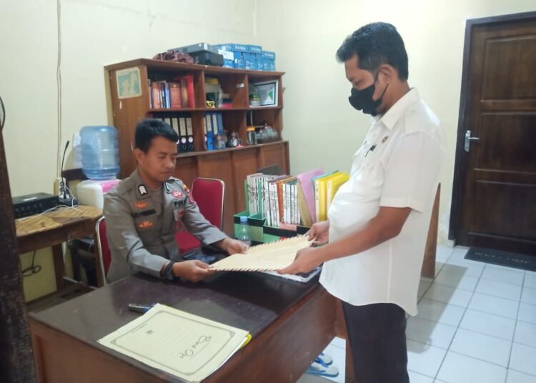 Sekretaris DPMD Muna, Laode Zafrullah  melapor ke Polres Muna