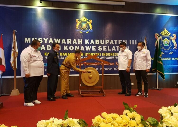 Sekda Konsel, Sjarif Sajang membuka musyawarah Kadin Kabupaten Konsel
