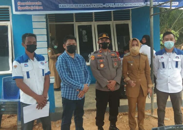 Pose bersama usai menggelar vaksinasi Covid-19 di Desa Mendikonu, Morosi.