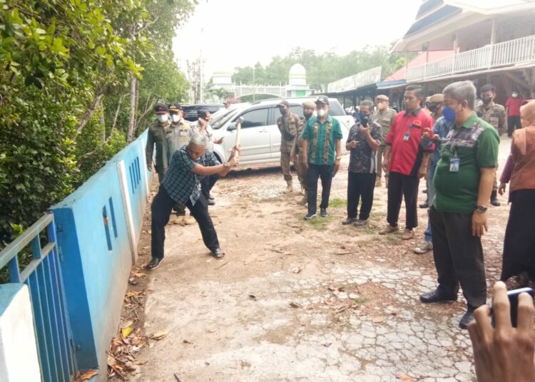 Haji Ismail Salam pemilik Warkop Haji Anto Dua membongkar pagar yang dinilai melanggar RTRW