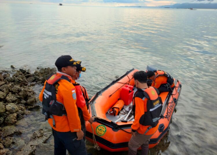 Tim SAR Kendari hari kedua melakukan pencarian nelayan yang hilang di Pulau Hari. Foto : SAR Kendari.