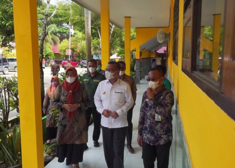 Wali Kota Sulkarnain Kadir tinjau sekolah. -Foto : kendarikota.go.id-