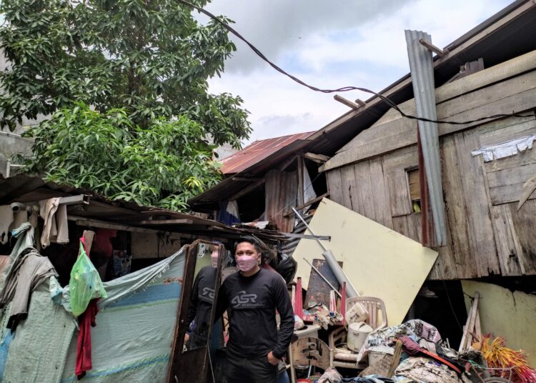 Relawan ASR Kendari melihat langsung kondisi gubuk yang ditinggali 4 orang di Lorong Potoro, Kelurahan Bende.