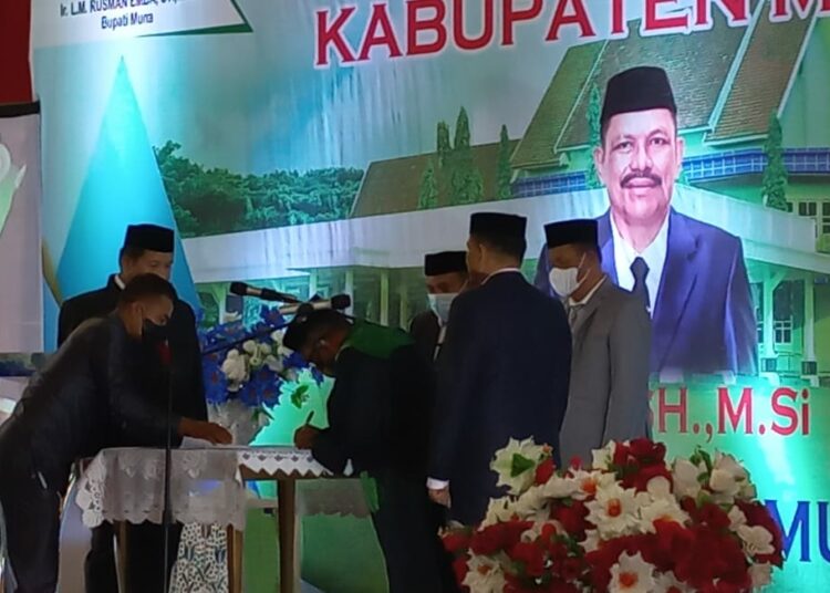Bupati Muna LM Rusman Emba melantik Sekda Muna Eddy Uga.