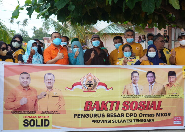 Bakti sosial pengurus MKGR Provinsi Sultra di Kelurahan Bungkutoko, Kota Kendari.
