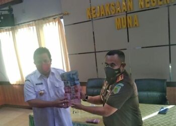 Kejari Muna Serahkan Uang Hasil Temuan BPK Sebesar Rp 417 Juta Kepada Bupati Muna