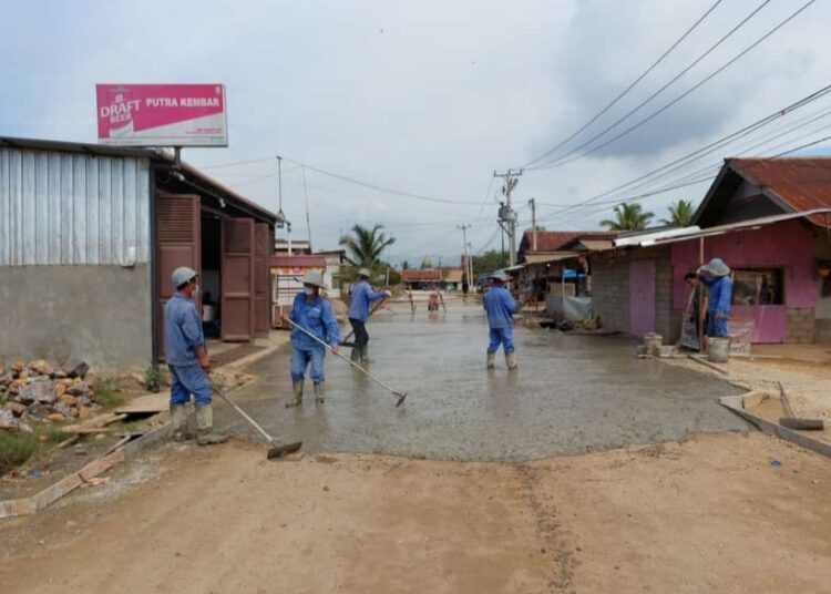 Pekerjaan pengecoran jalan di Desa Morosi, Foto : Andi Fale