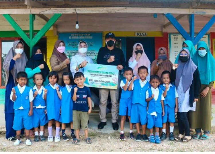 Mayjen TNI (Purn) Andi Sumangerukka menyerahkan bantuan pembangunan ke Yayasan PAUD&TK Savana Annisa Pertiwi di Puoasu Jaya, Konsel