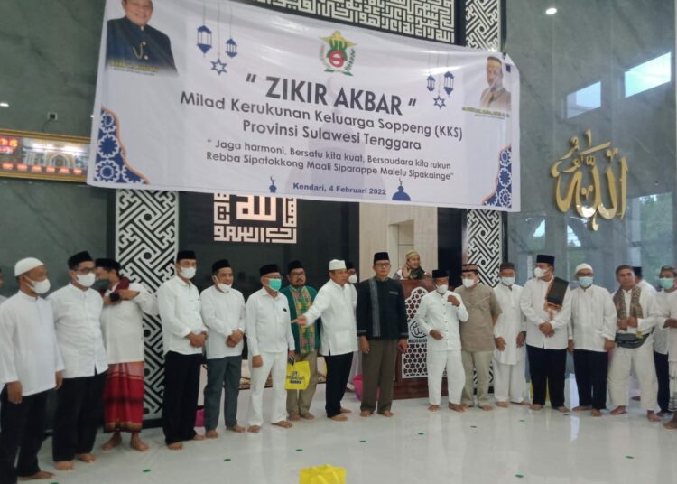 Pengurus dan anggota KKS berfoto bersama usai mengikuti dzikir akbar.