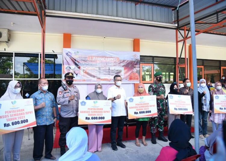 Wali Kota Kendari sulkarnain Kadir menyerahkan Bantuan Pangan Non Tunai.