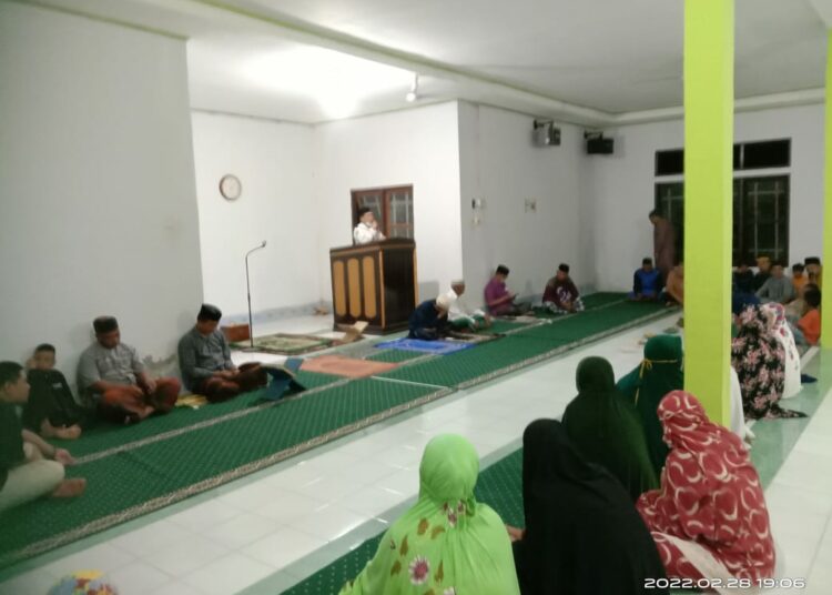 Remaja masjid Nurul Falah saat melakukan doa bersama, peringatan Isra Mi'raj 27 Rajab1443 Hijriah, Foto : Andi Fale