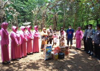 Polsek Tongkuno Salurkan Bantuan Kerumah Warga Yang Terbakar di Desa Wale-Ale