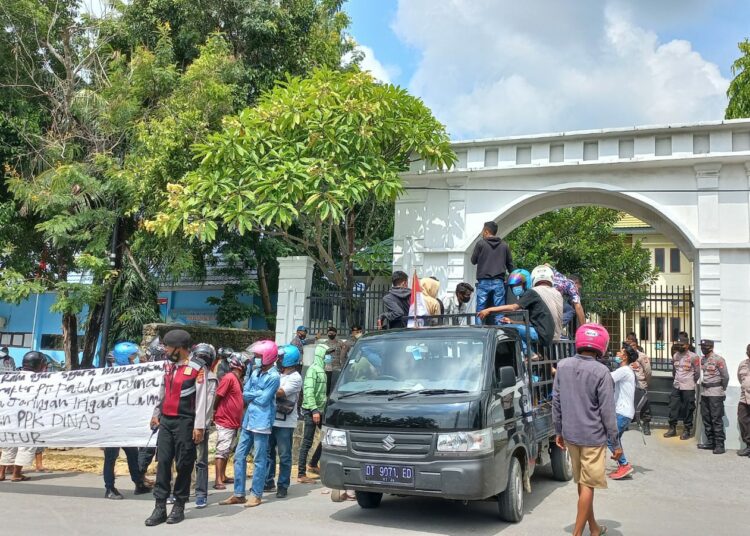 FPPBU saat melakukan orasi di Kejaksaan Negeri Muna, Foto : Phoyo/TenggaraNews.com