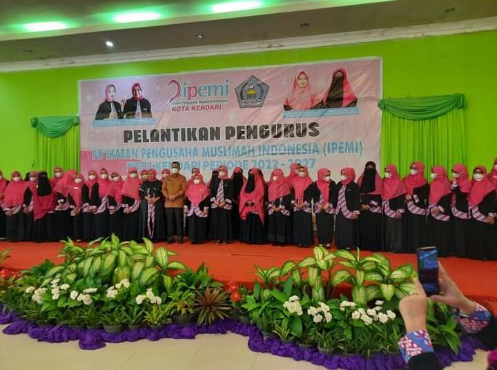 Pengurus PD IPEMI Kota Kendari berpose bersama dengan Wali Kota Kendari Sulkarnain Kadir