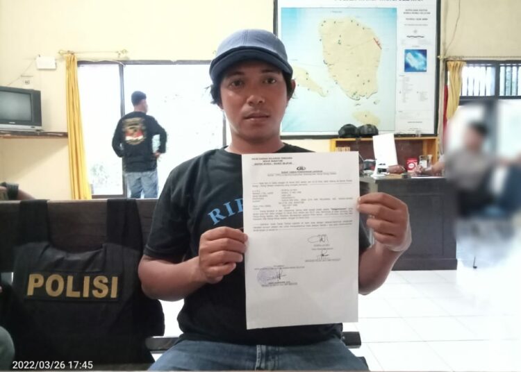 Syaiful wartawan TenggaraNews.com melapor ke Polsek Wangi-wangi Selatan Wakatobi atas kasus penyerangan orang tak dikenal.