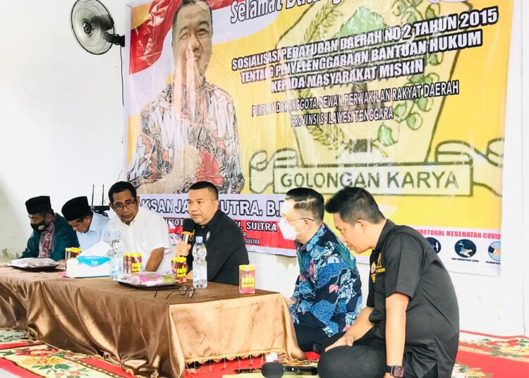 Anggota DPRD Sultra Aksan Jaya Putra (tengah) mensosialisasikan Perda bantuan hukum untuk masyarakat miskin
