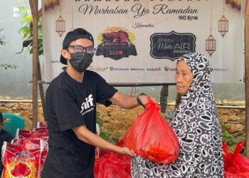 Komunitas Pemuda Mandonga Mata Air dan Mancing Ngerkun Santuni Kaum Duafa